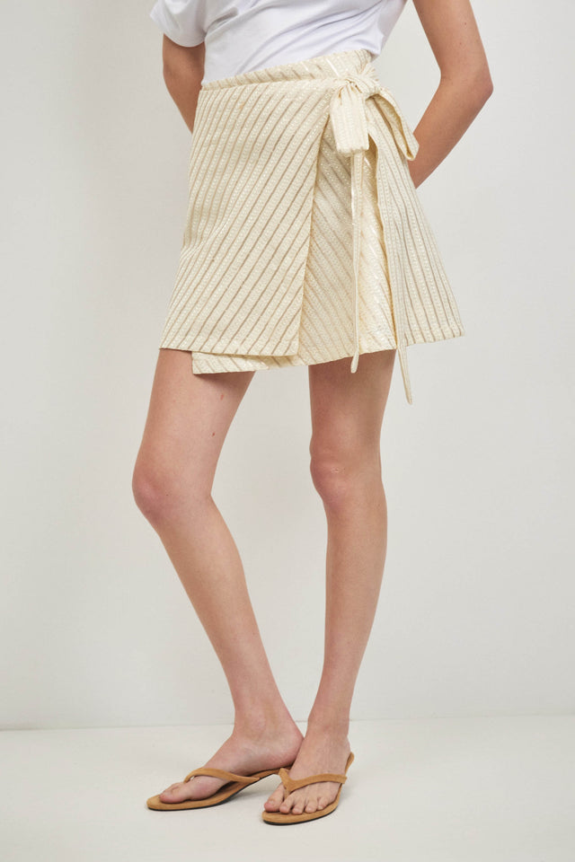 חצאית מעטפת אושן קשירה מיני דיטייל פייטים חמאה