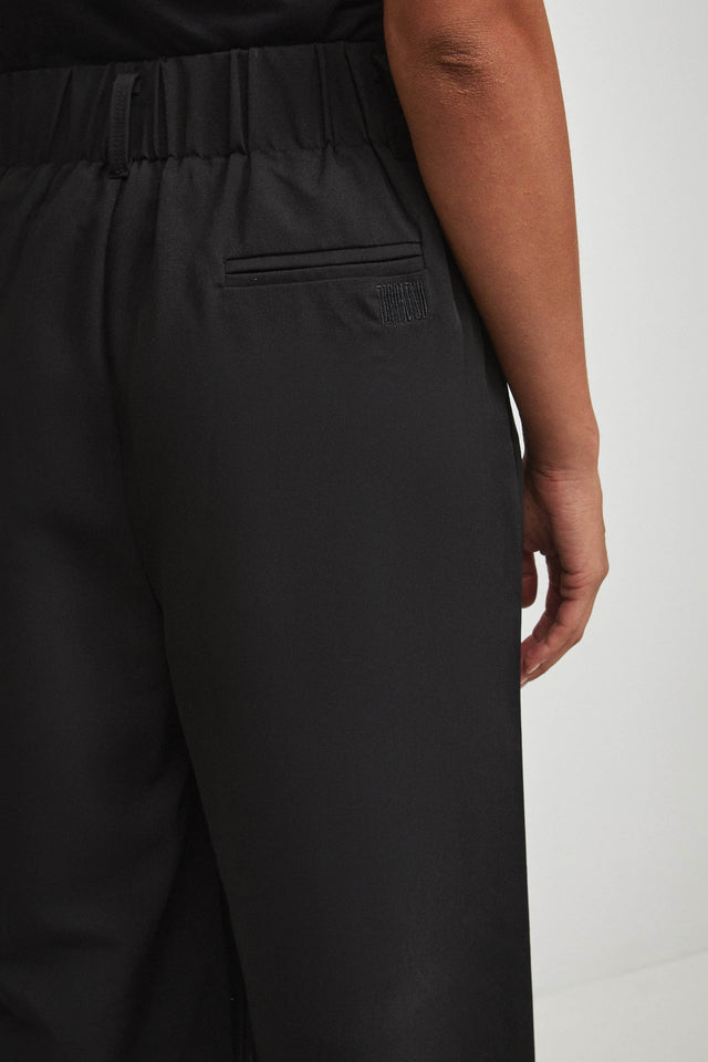 מכנסיים מחוייטים חגורת קשירה שחורים