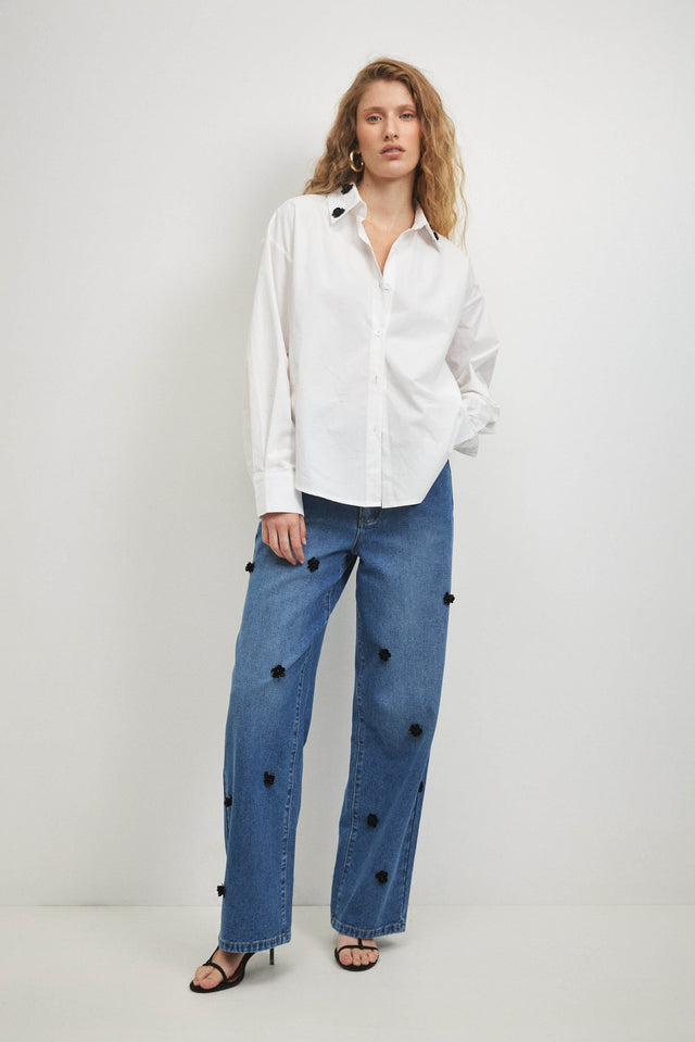 חולצה מכופתרת צווארון פרחים לבנה