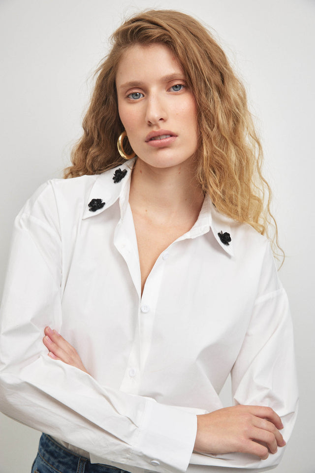 חולצה מכופתרת צווארון פרחים לבנה