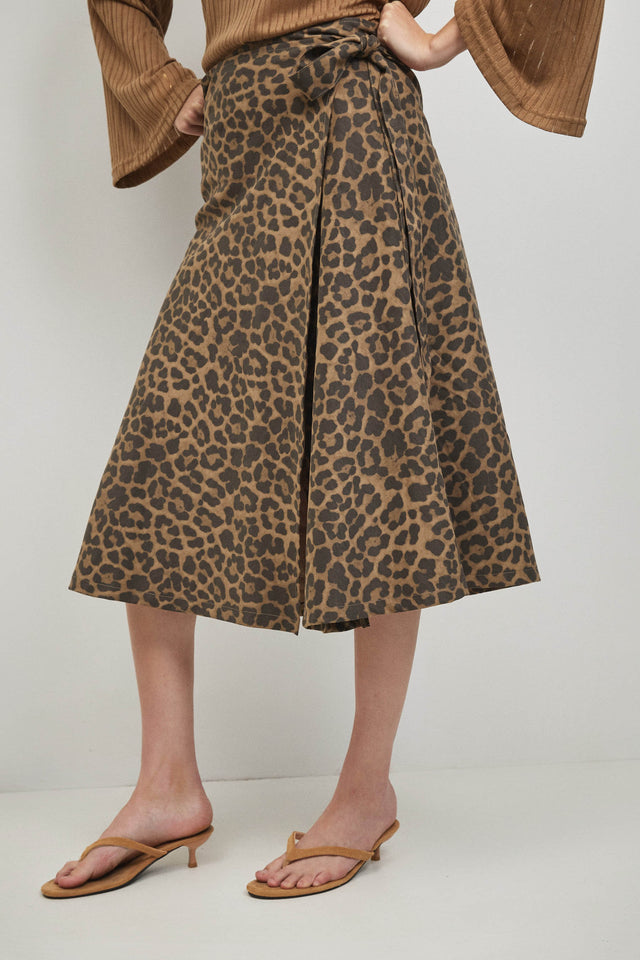 חצאית מעטפת קשירה ביסקוויט מידי מנומרת