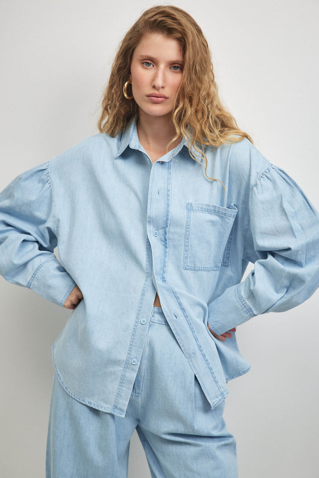 חולצת ג׳ינס פרפקט מכופתרת שרוולים תפוחים כחול בהיר