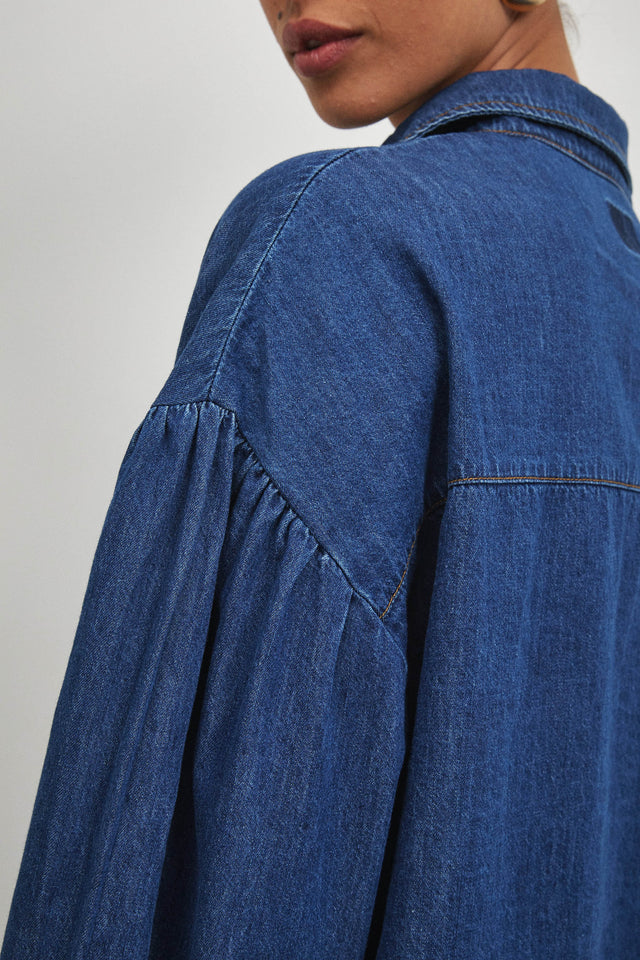 חולצת ג׳ינס פרפקט מכופתרת שרוולים תפוחים כחול כהה