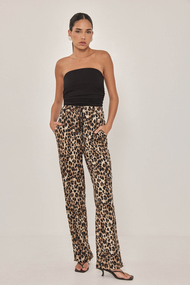 סטרפלס עם כיווצים ומפתח עגול קמור