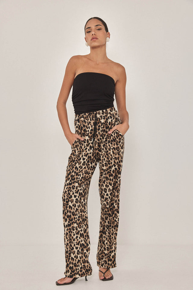 סטרפלס עם כיווצים ומפתח עגול קמור