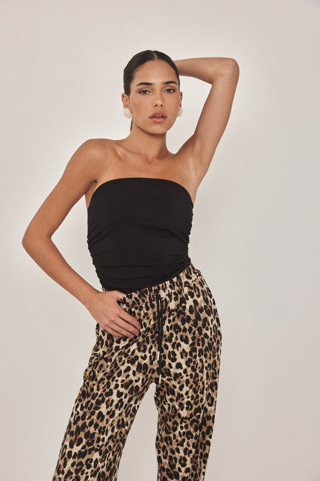 סטרפלס עם כיווצים ומפתח עגול קמור