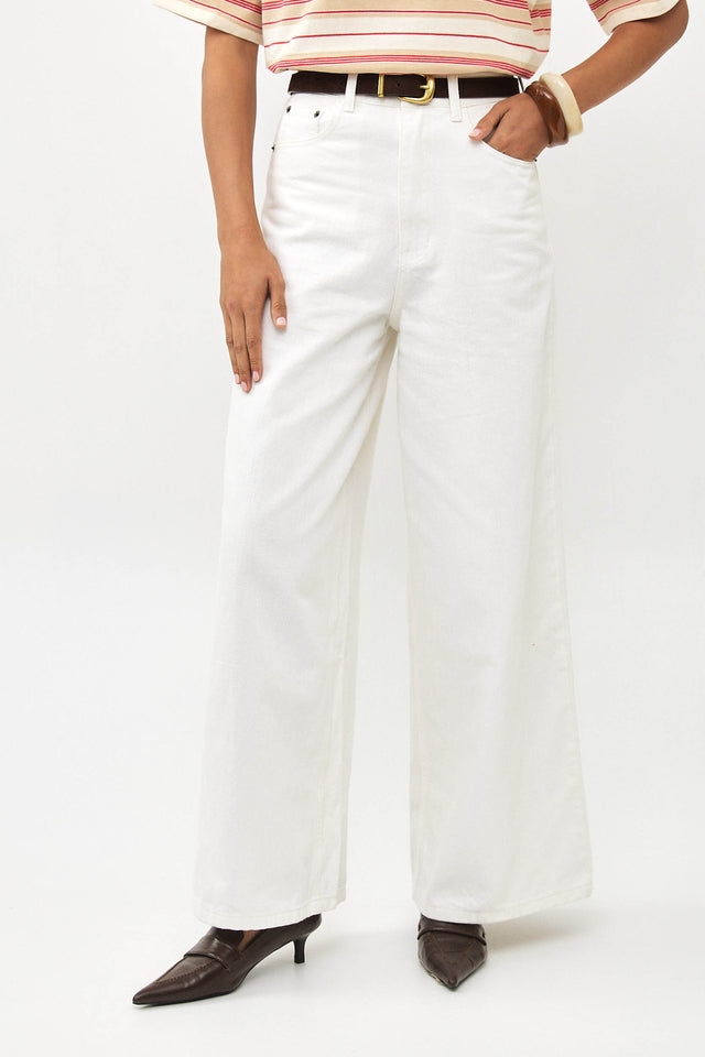 מכנסי ג'ינס וואש מתרחבים לבן