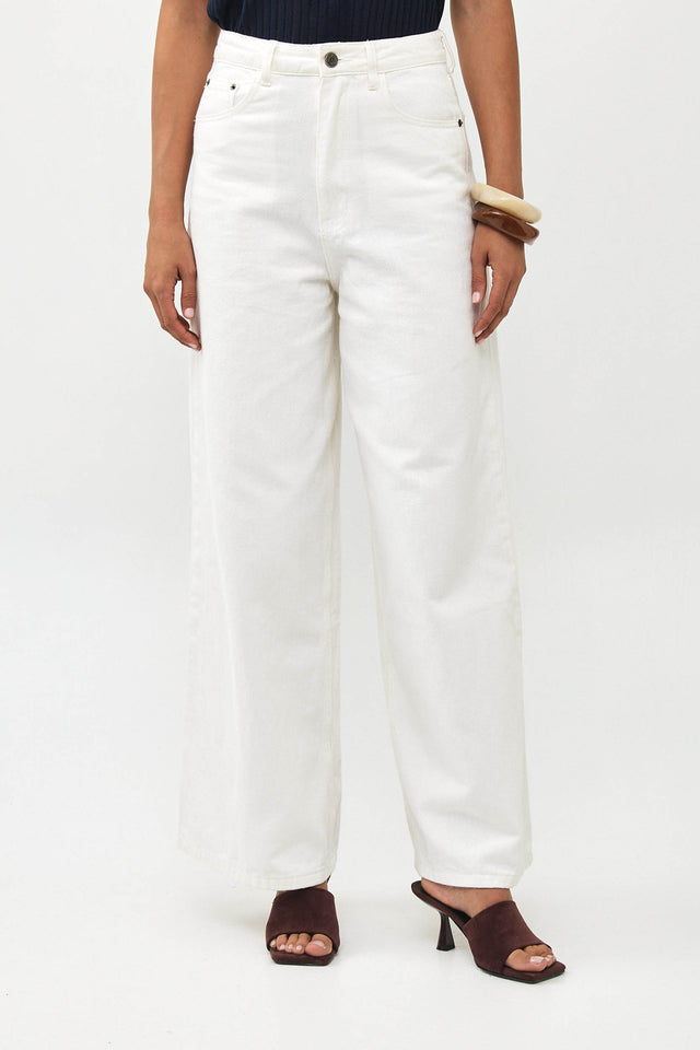 מכנסי ג'ינס וואש מתרחבים לבן