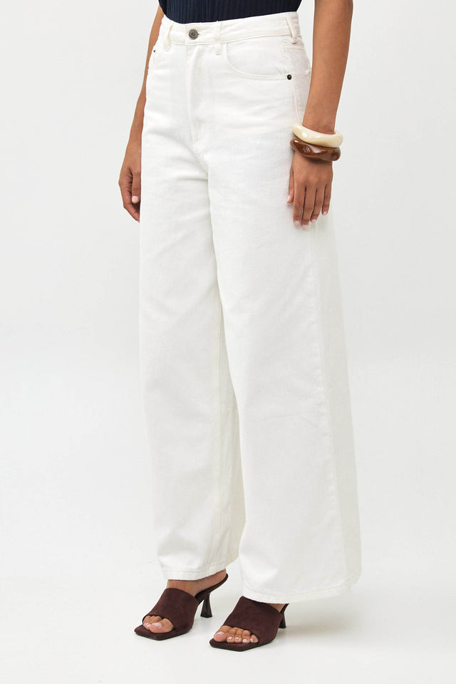 מכנסי ג'ינס וואש מתרחבים לבן