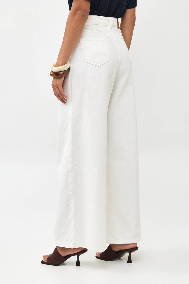 מכנסי ג'ינס וואש מתרחבים לבן