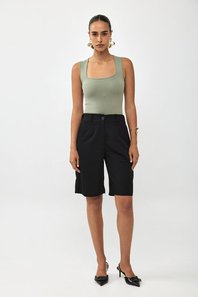 מכנסי קפה ברמודה מחויטים ישרים שחור