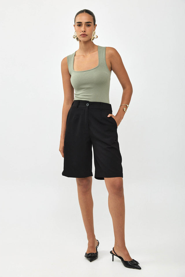 מכנסי קפה ברמודה מחויטים ישרים שחור