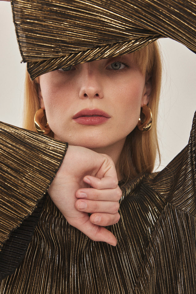 שמלת מיני פליסה שרוולי פעמון LIGHT שחור זהב