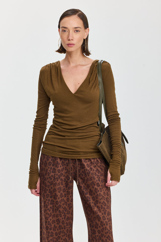 חולצת ריזוטו מפתח וי כיווצים בכתפיים שרוולים ארוכים זית