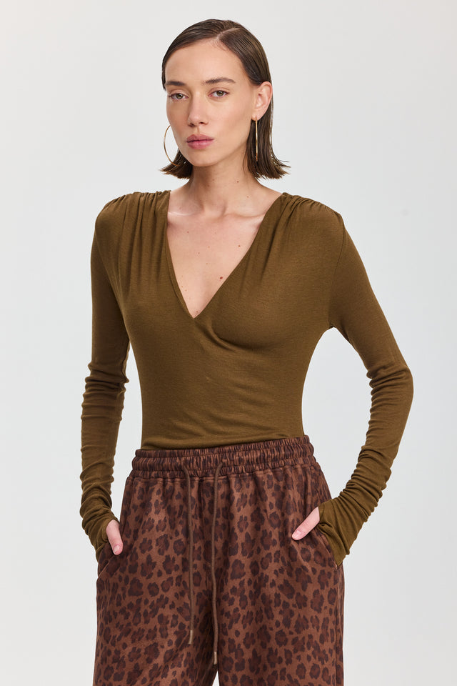 חולצת ריזוטו מפתח וי כיווצים בכתפיים שרוולים ארוכים זית