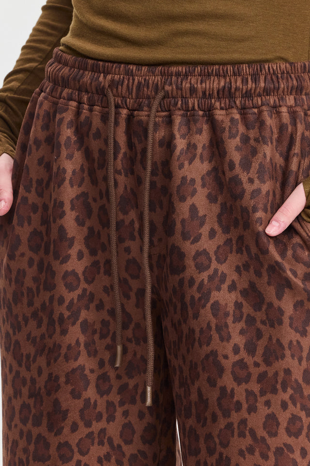 מכנסיים מתרחבים מזמש מנומר עם גומי ושרוכים