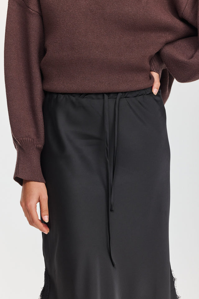 חצאית סאטן גאנאש תחרה שחורה