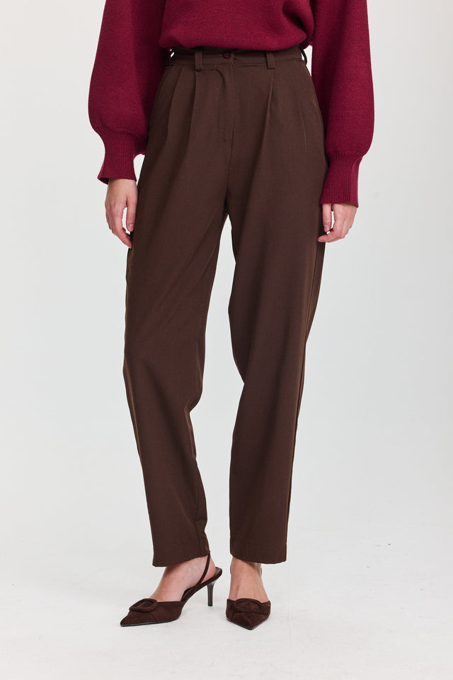 מכנסיים מחוייטים סינמון גומי במתניים חומים