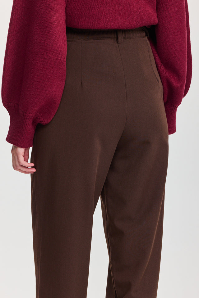 מכנסיים מחוייטים סינמון גומי במתניים חומים