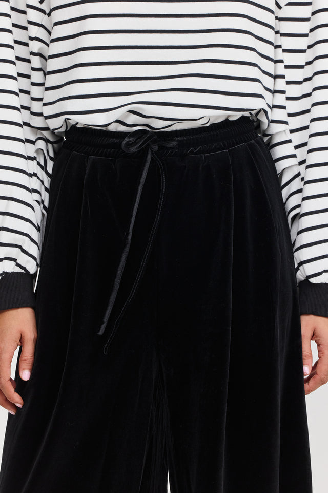 מכנסי ספיריט מתרחבים קטיפה דיטייל מחוייט שחור