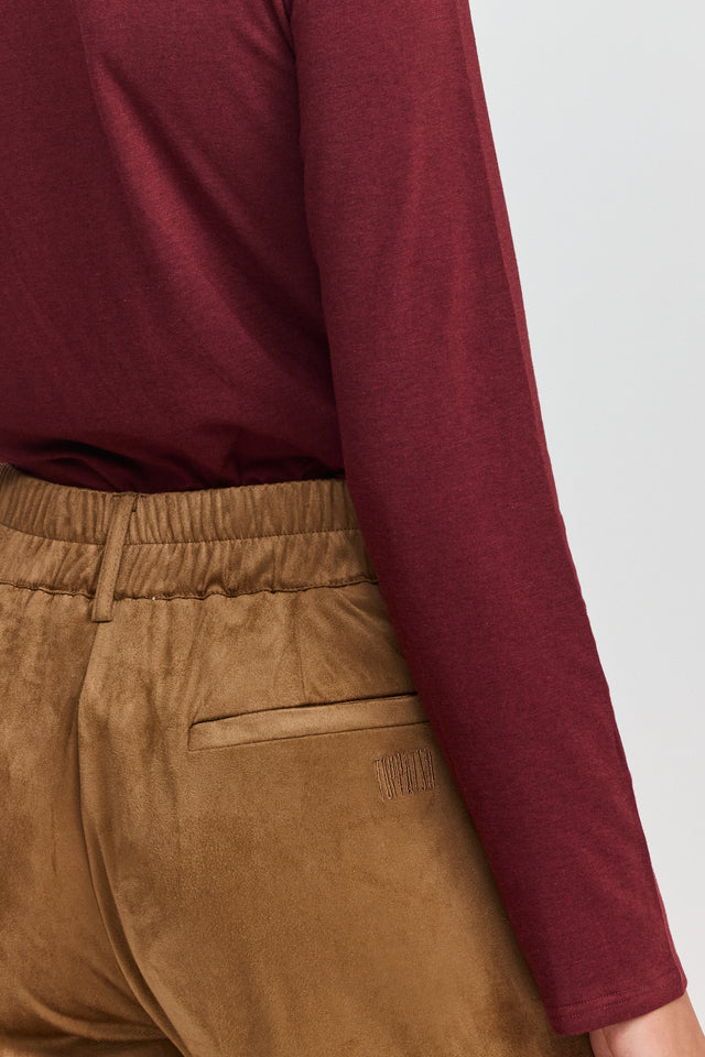 מכנסיים מחויטים קפה זמש קאמל