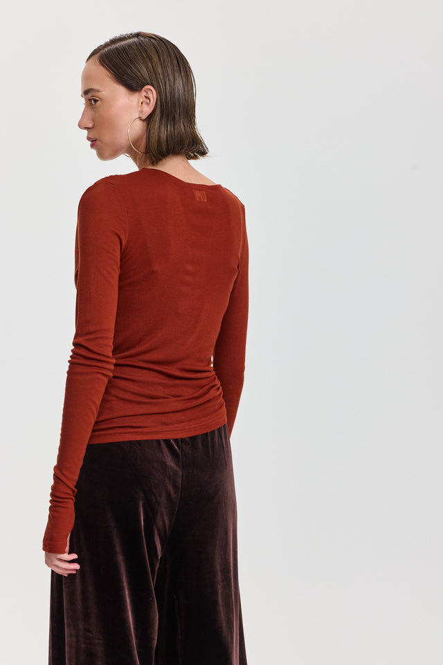 חולצת ריזוטו מפתח וי כיווצים בכתפיים שרוולים ארוכים חמרה