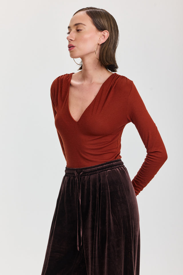 חולצת ריזוטו מפתח וי כיווצים בכתפיים שרוולים ארוכים חמרה