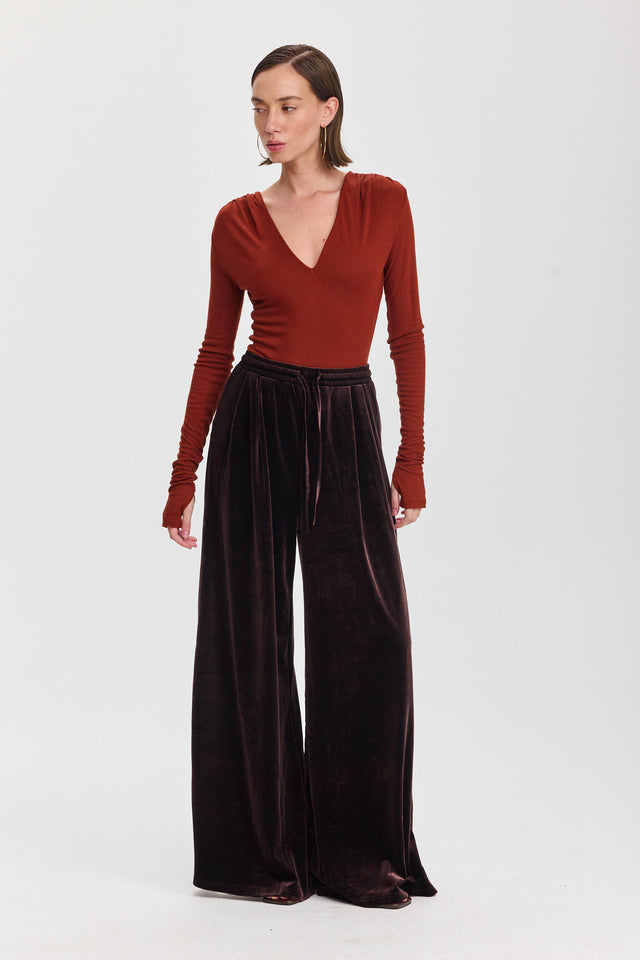 מכנסי ספיריט מתרחבים קטיפה דיטייל מחוייט חום שוקולד