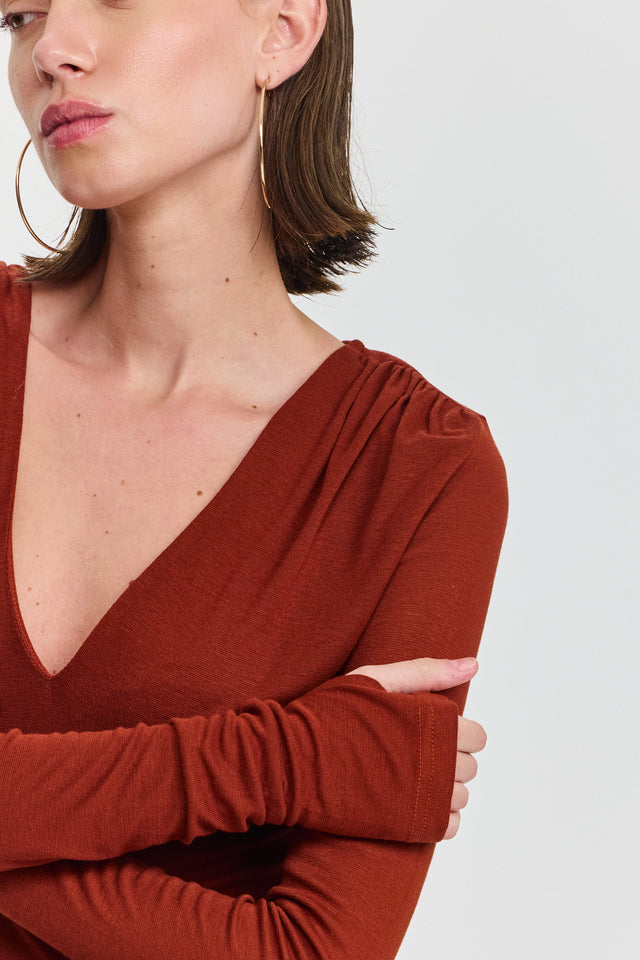 חולצת ריזוטו מפתח וי כיווצים בכתפיים שרוולים ארוכים חמרה