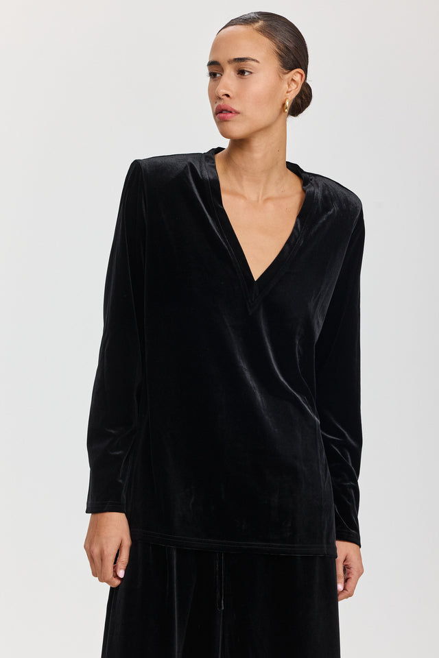 חולצת פנקייק קטיפה כריות נשלפות מפתח וי ארוכה שחורה