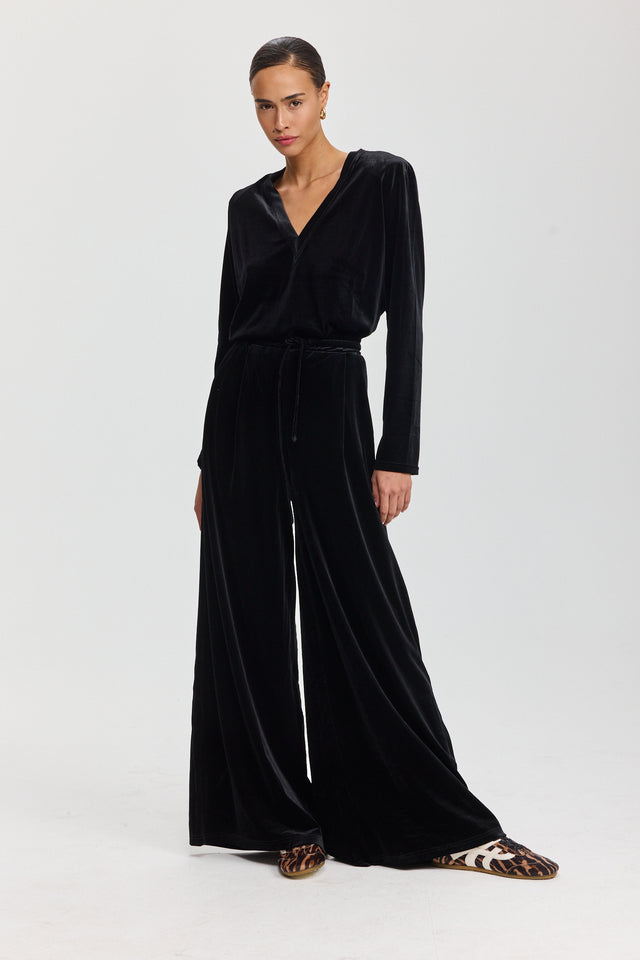 חולצת פנקייק קטיפה כריות נשלפות מפתח וי ארוכה שחורה