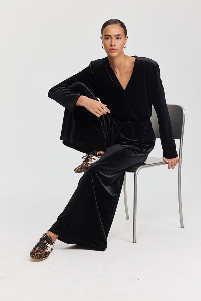 חולצת פנקייק קטיפה כריות נשלפות מפתח וי ארוכה שחורה