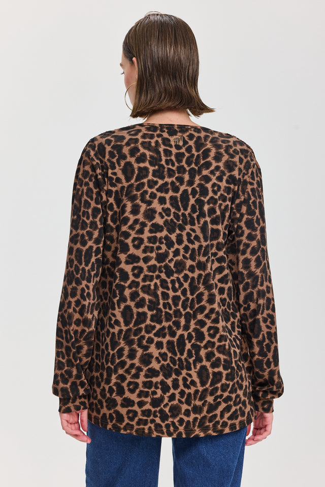 חולצת וי כיווצים ארוכה מנומר חום