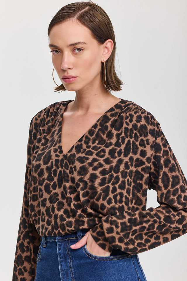 חולצת וי כיווצים ארוכה מנומר חום