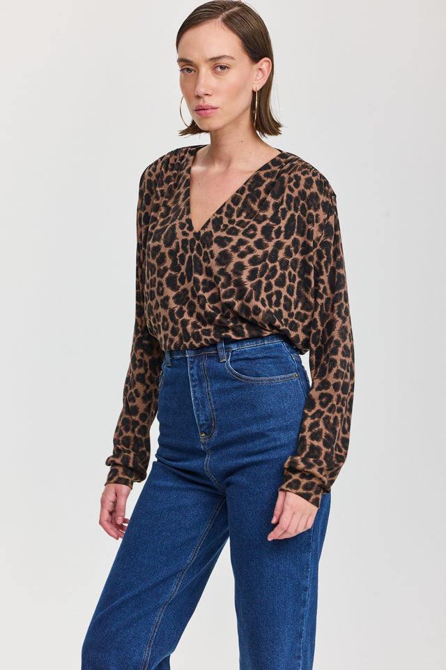 חולצת וי כיווצים ארוכה מנומר חום