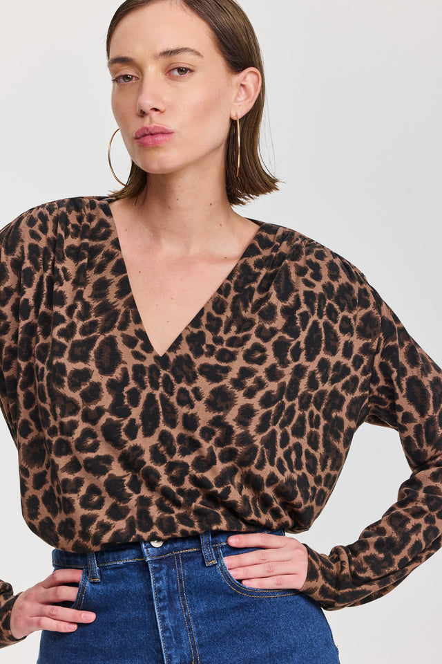 חולצת וי כיווצים ארוכה מנומר חום