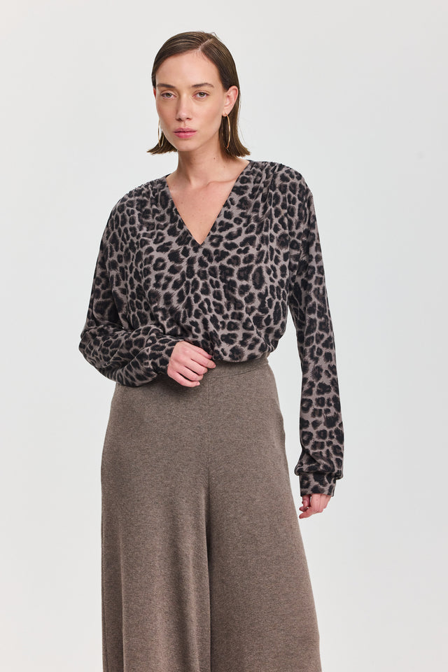 חולצת וי כיווצים ארוכה מנומר חאקי