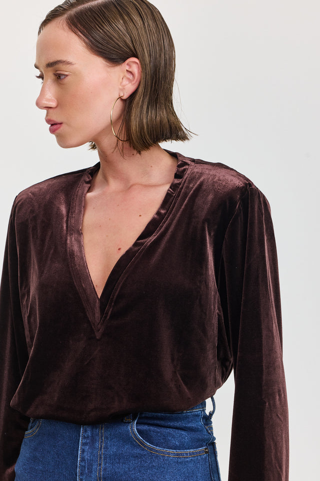 חולצת פנקייק קטיפה כריות נשלפות מפתח וי ארוכה חום שוקולד