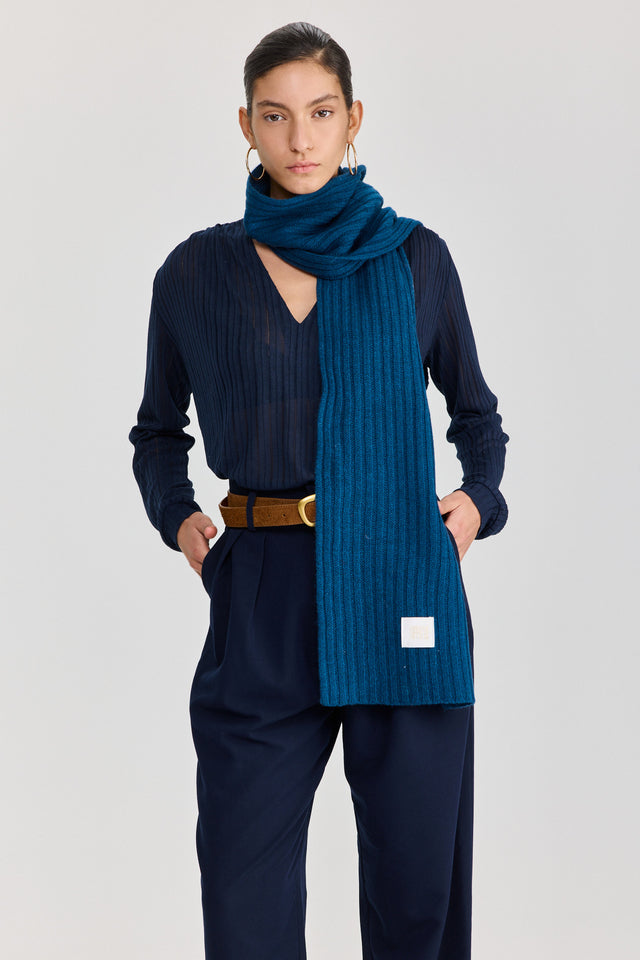 צעיף סרוג טקסטורת פסים כחול