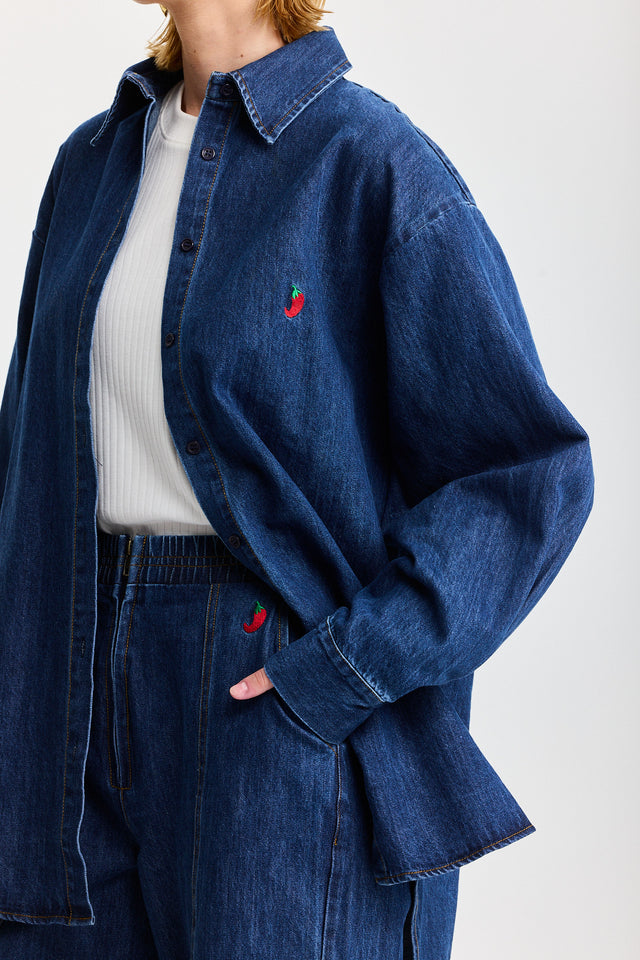 חולצת קרדיגן ג'ינס בויפרנד ספייסי מכופתרת כחול כהה