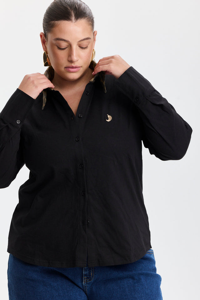 חולצה מכופתרת ספייסי ארוכה שחורה צווארון מנומר