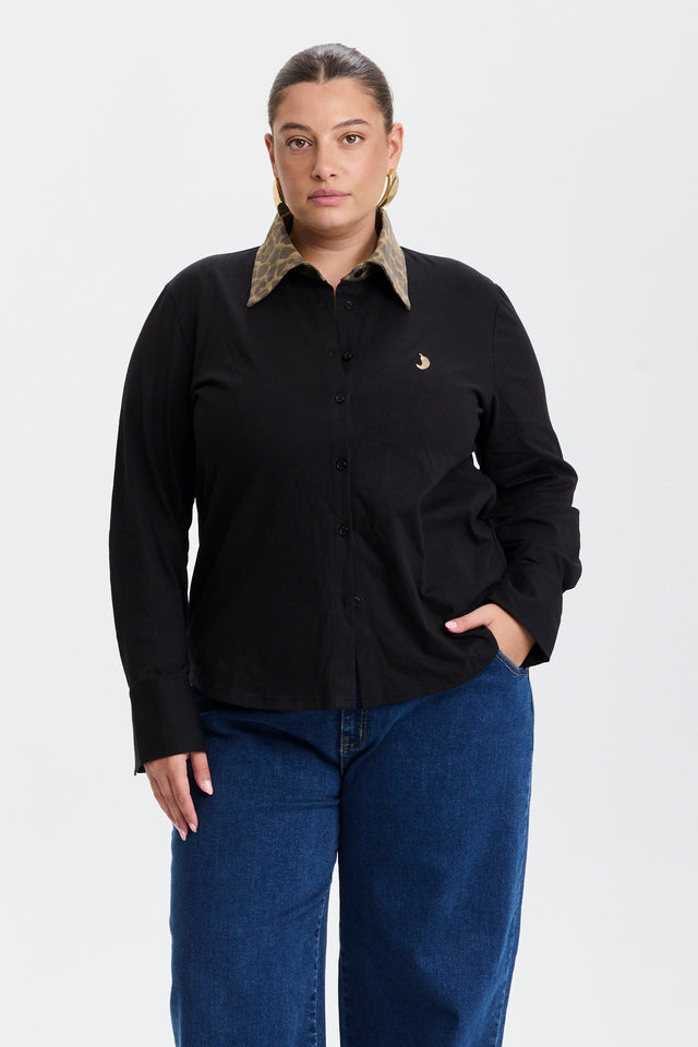 חולצה מכופתרת ספייסי ארוכה שחורה צווארון מנומר