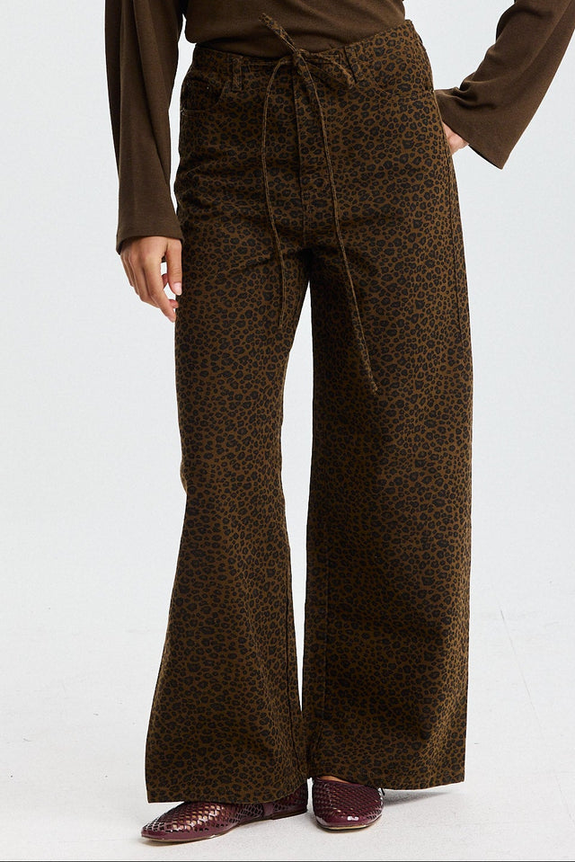 מכנסי ג'ינס טופו מתרחבים קשירה מנומרים