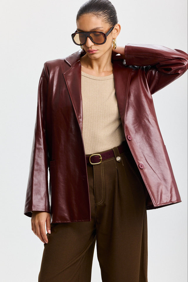 בלייזר קרק פאי דמוי עור מחוייט בורגנדי