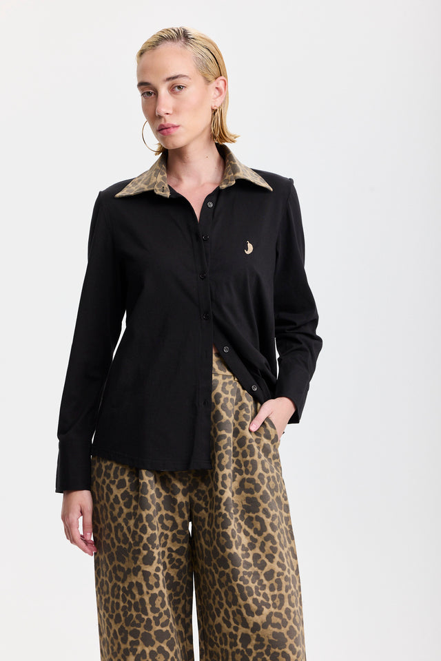 חולצה מכופתרת ספייסי ארוכה שחורה צווארון מנומר