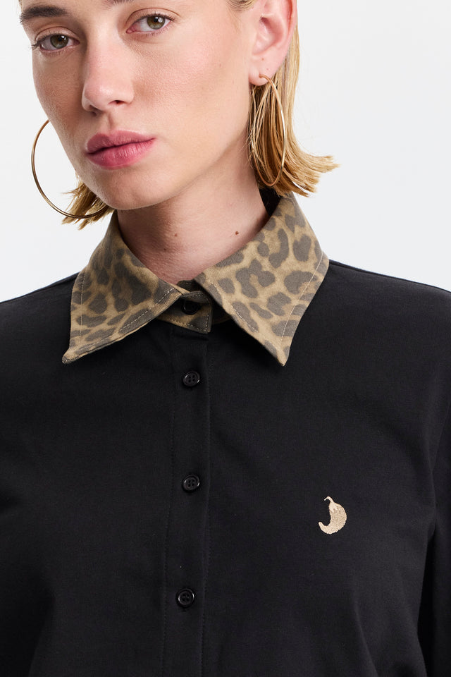 חולצה מכופתרת ספייסי ארוכה שחורה צווארון מנומר