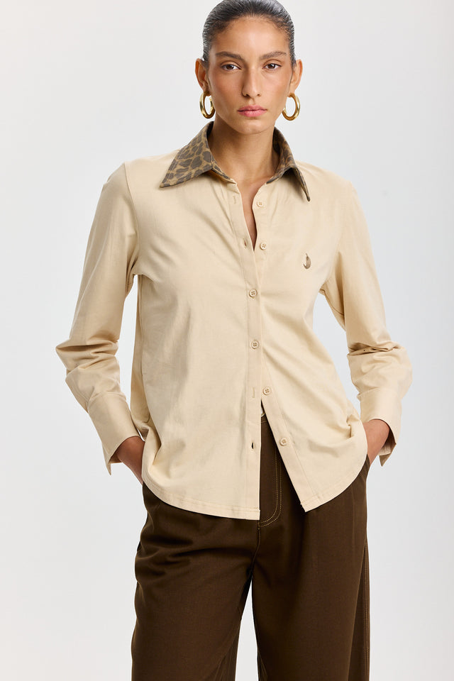 חולצה מכופתרת ספייסי ארוכה שמנת צווארון מנומר