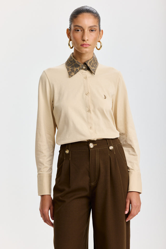 חולצה מכופתרת ספייסי ארוכה שמנת צווארון מנומר