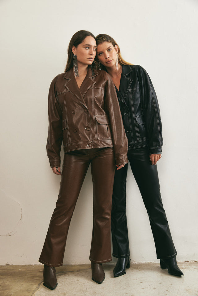 מכנסי דמוי עור מתרחבים חומים