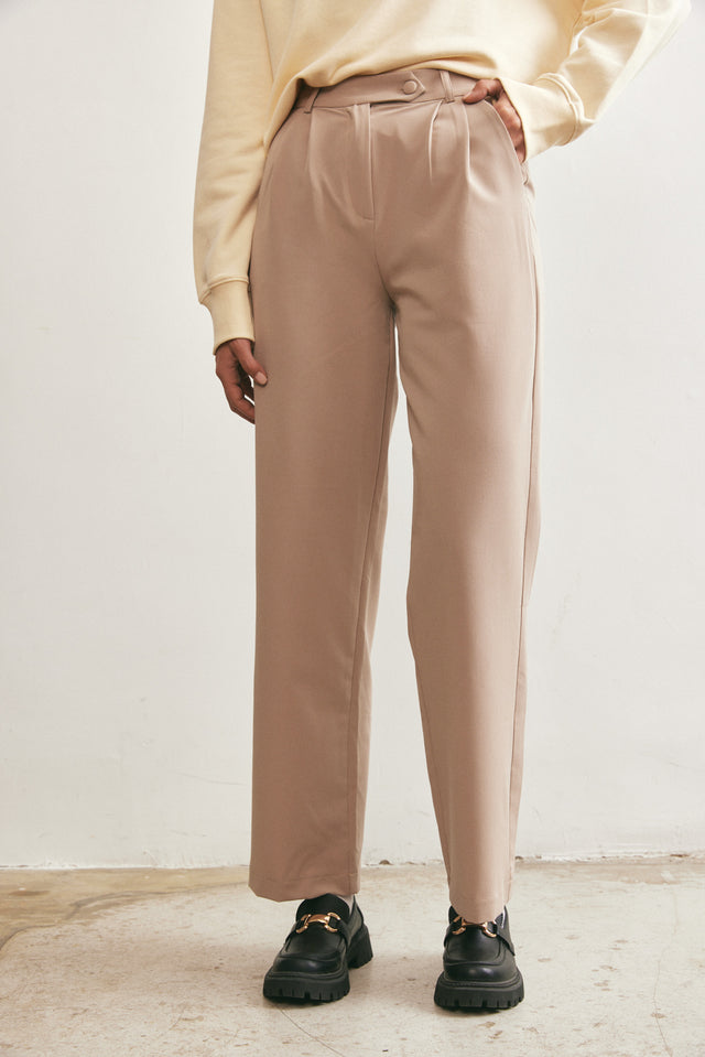 מכנסיים מחויטים בז' סיזאן